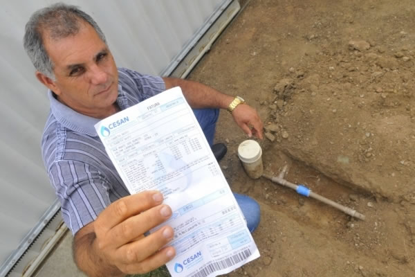 foto com um homem mostrando a economia da conta de agua que teve com o bloqueador de ar pemathi